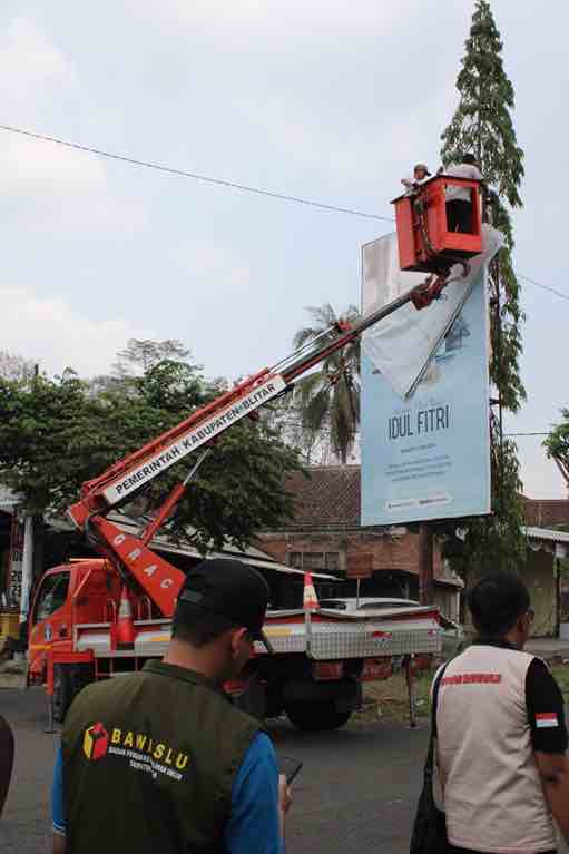 Bawaslu Kabupaten Blitar Kewalahan Tertipkan Baliho Petahana, Butuh Alat Berat Penertiban Baliho Gambar Petahana di Kabupaten Blitar