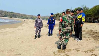 6 Pemuda Mandi di Pantai, 1 Hilang Terseret Ombak Pantai Serit Blitar 6 Pemuda Mandi di Pantai, 1 Hilang Terseret Ombak Pantai Serit Blitar