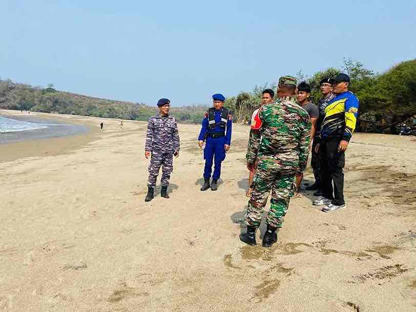 Petugas Mencari Man Gali yang Terseret Ombak Pantai Serit Desa Serang Kecamatan Panggungrejo Kabupaten Blitar