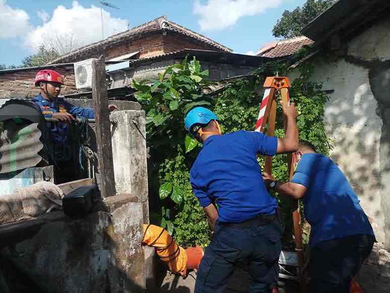 Kakek 60 tahun di Blitar, Sehari Semalam Masuk ke Dalam Sumur, Begini Kondisinya Petugas Pemadam Kebakaran Evakuasi Kakek Suroso Masuk dalam Sumur di Dusun Mboro, Desa Plosoarang, Kecamatan Sanankulo, Kabupaten Blitar
