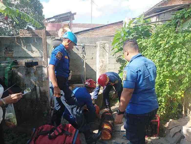 Kakek 60 tahun di Blitar, Sehari Semalam Masuk ke Dalam Sumur, Begini Kondisinya Petugas Pemadam Kebakaran Evakuasi Kakek Suroso Masuk dalam Sumur di Dusun Mboro Desa Plosoarang Kecamatan Sanankulo Kabupaten Blitar