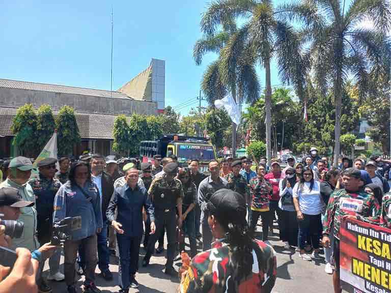 Ormas di Blitar Desak Kejari Kabupaten Blitar Usat Tuntas Kasus Dugaan Korupsi Di Kabupaten Blitar Puluhan Massa di Blitar Mendesak Kejari Kabupaten Blitar Mengusut Tuntas Kasus Dugaan Korupsi di Kabupaten Blitar