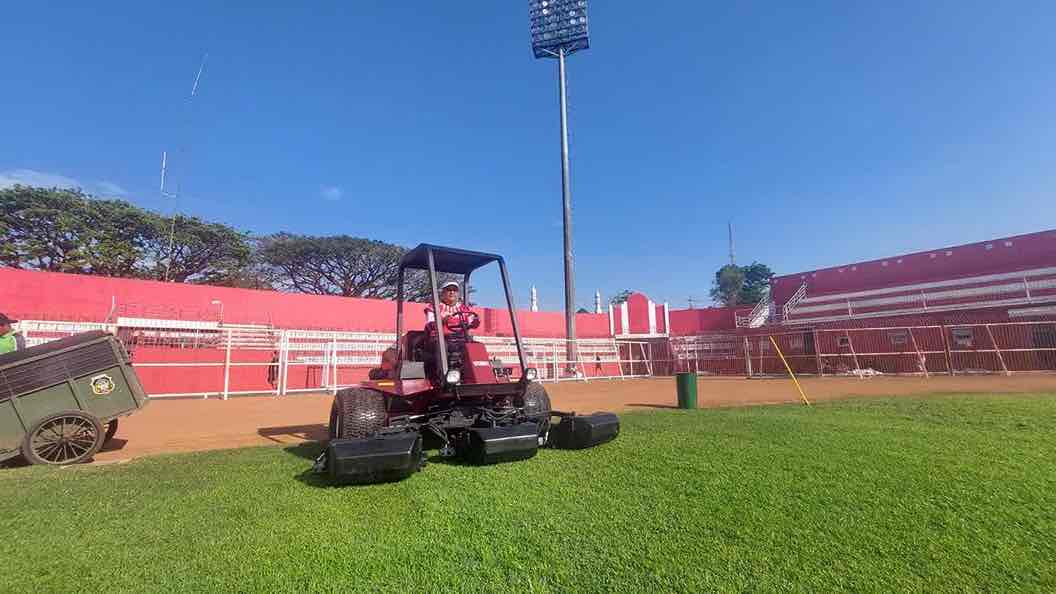 Stadion Supriyadi Sudah 90 persen, Arema Siap Jamu Malut United Rumput Stadion Supriyadi Kota Blitar saat Perawatan Lebih Hijau dan Tebal