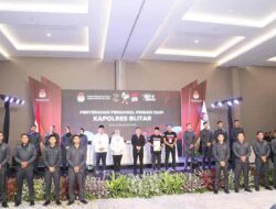 Kapolres Blitar Serahkan Walpri Secara Simbolis kepada Pasangan Calon Bupati dan Wakil Bupati Blitar Kapolres Blitar Serahkan Walpri Secara Simbolis kepada Pasangan Calon Bupati dan Wakil Bupati Blitar
