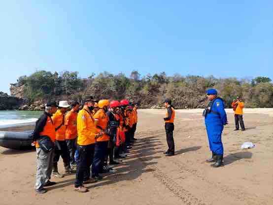 Seminggu Hilang di Pantai Serit, Seorang Pemuda belum Ditemukan Tim Gabungan Mencari Korban Hilang di Pantai Serit, Desa Serang, Kecamatan Panggungrejo, Kabupaten Blitar