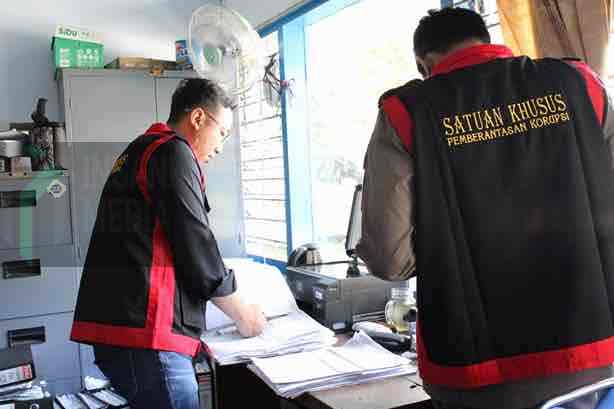 Kejari Kabupaten Blitar Geledah PDAM, Bawa Ribuan Lembar Dokumen dan 1 Unit Komputer Tim Khusus Kejari Kabupaten Blitar Memeriksa Berkas di PDAM Kabupaten Blitar terkait adanya Dugaan Korupsi