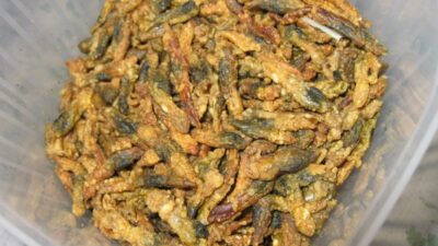 Uceng Goreng makanan dari ikan air tawar yang berukuran kecil