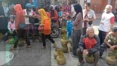 Warga Kota Blitar Berburu LPG 3 KG Sejak Pukul 3 Pagi