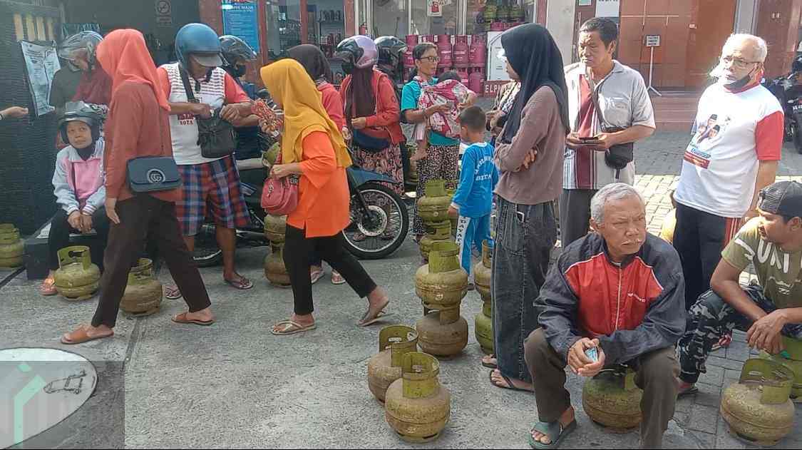 Warga Kota Blitar Berburu LPG 3 KG Sejak Pukul 3 Pagi Warga Antre LPG 3 Kilogram di Kota Blitar