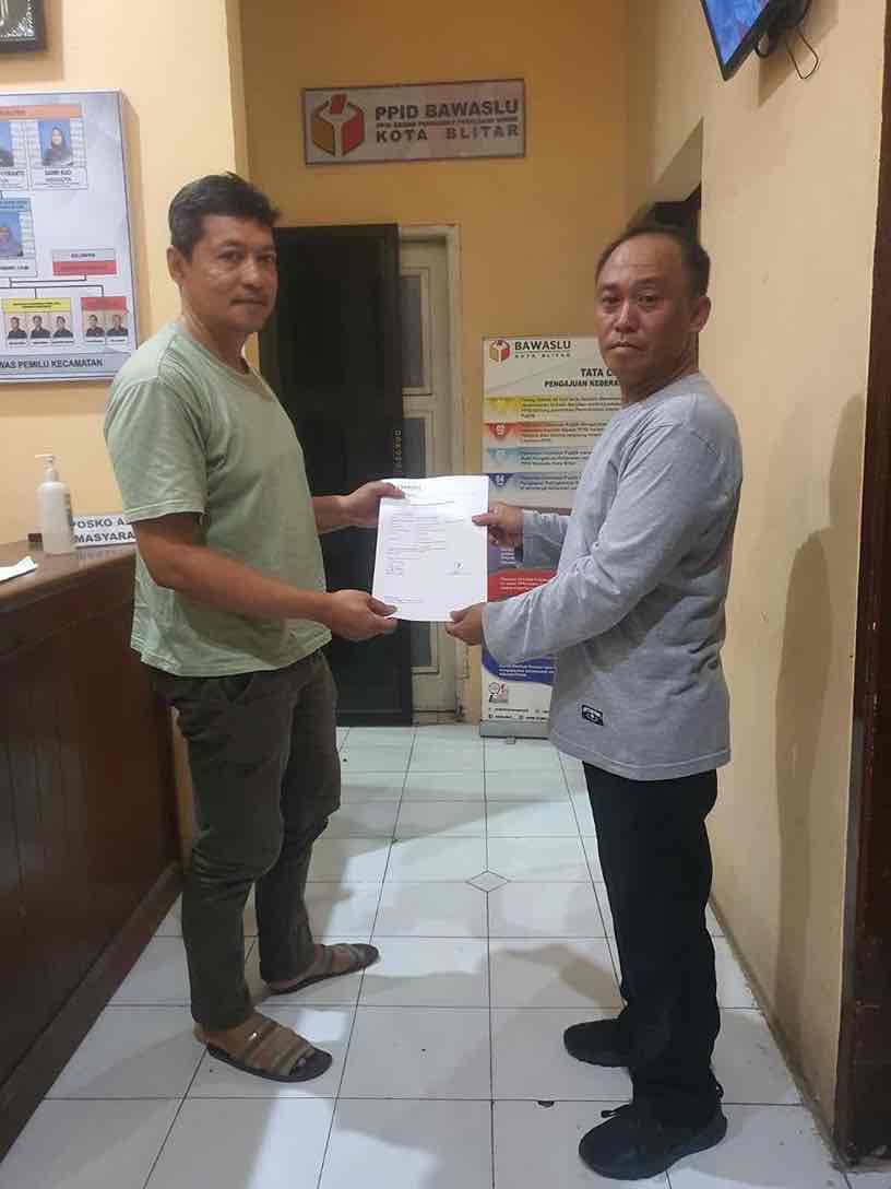 Dapat Nasi Kota Bertuliskan Mas Ibin - Mbak Elim di Masjid, Warga Kota Blitar Lapor Bawaslu Warga Malopor ke Bawaslu Kota Blitar karena Menemukan Nasi Kotak Bertuliskan Pasangan Ibin-Elim yang Dibagikan Usai Sholat Jumat