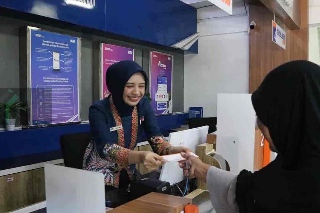 Jelang Libur Maulid Nabi, Daop 7 Mencatat Penumpang Kereta Api Meningkat Petugas KAI Memeriksa Tiket Penumpang