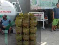 Warga Kota Blitar Berburu LPG 3 KG Sejak Pukul 3 Pagi Warga Menunggu Mendapatkan LPG 3 Kilogram di Kota Blitar