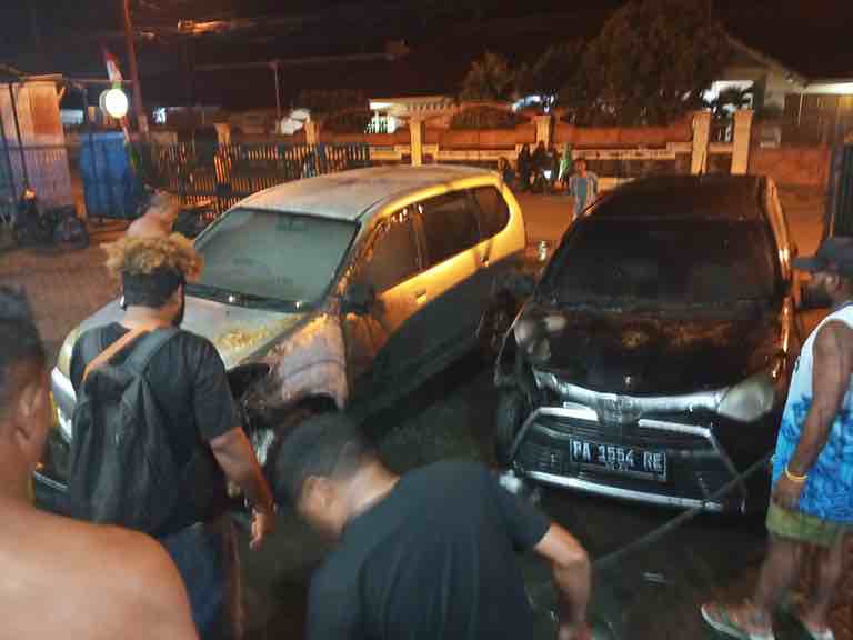 Kantor Redaksi Media Jujur Bicara Dimolotov, 2 Mobil Terbakar Mobil Redaksi Media Jujur Bicara Terbakar Akibat Dimolotov Orang Tak Dikenal