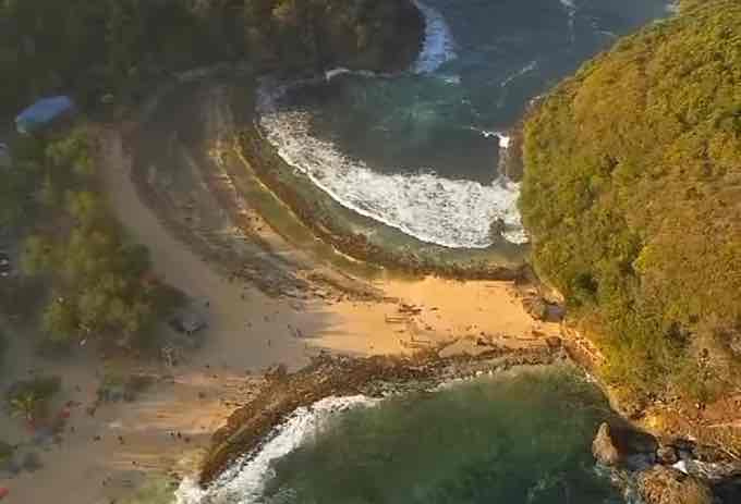 3 Pantai Hiden Gems di Malang yang Jarang Diketahui Pantai Batu Bungkung, Kabupaten Malang