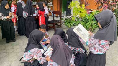 Para Siswa SD Kauman 2 Membaca Buku dari Perpustakaan Keliling Kota Blitar