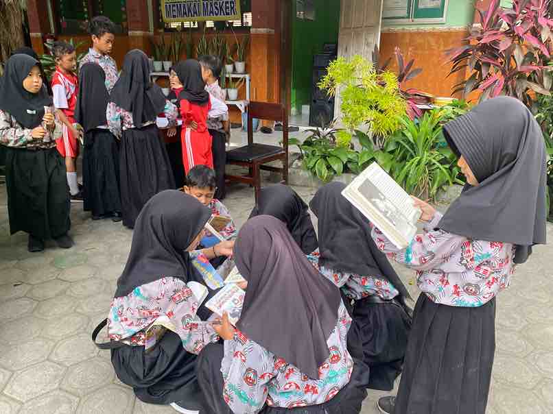 Ditengah Gempuran dampak Positif dan Negatif Gawai, Perpustakaan Keliling Diserbu Murid Sekolah di Kota Blitar Para Siswa SD Kauman 2 Membaca Buku dari Perpustakaan Keliling Kota Blitar