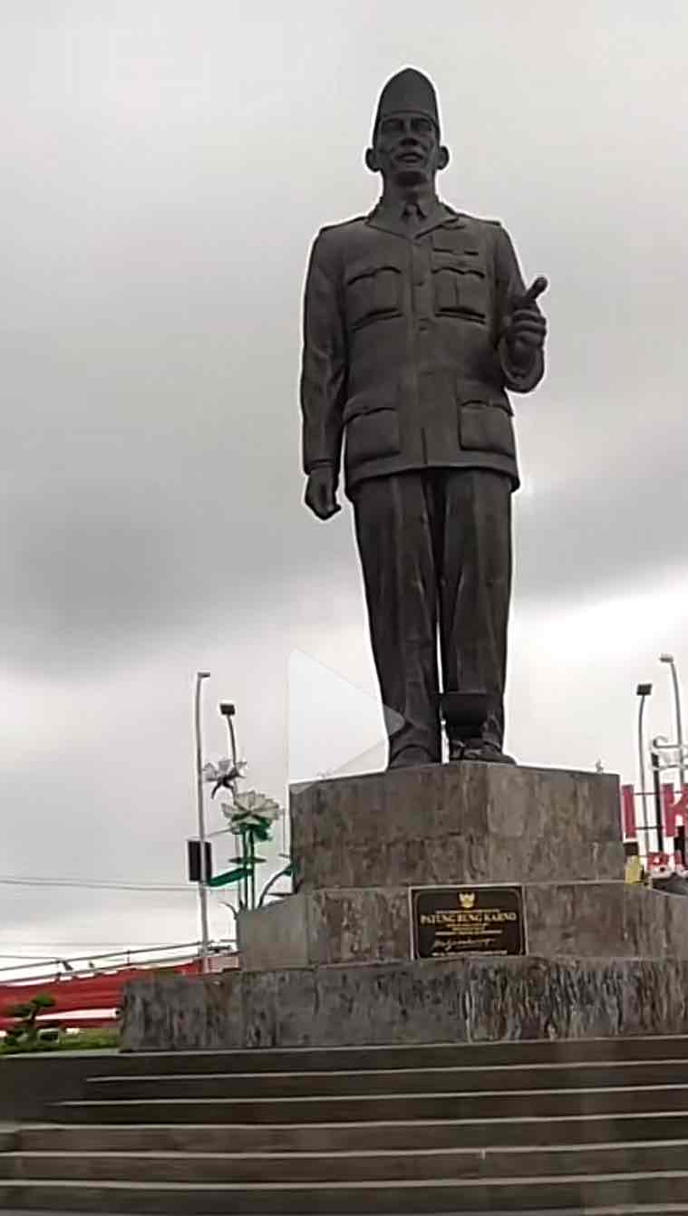 3 Tempat Menikmati Sun Set di Blitar, Ada Nuansa Bung Karno Patung Bung Karno di Pertigaan Herlingga, Kota Blitar