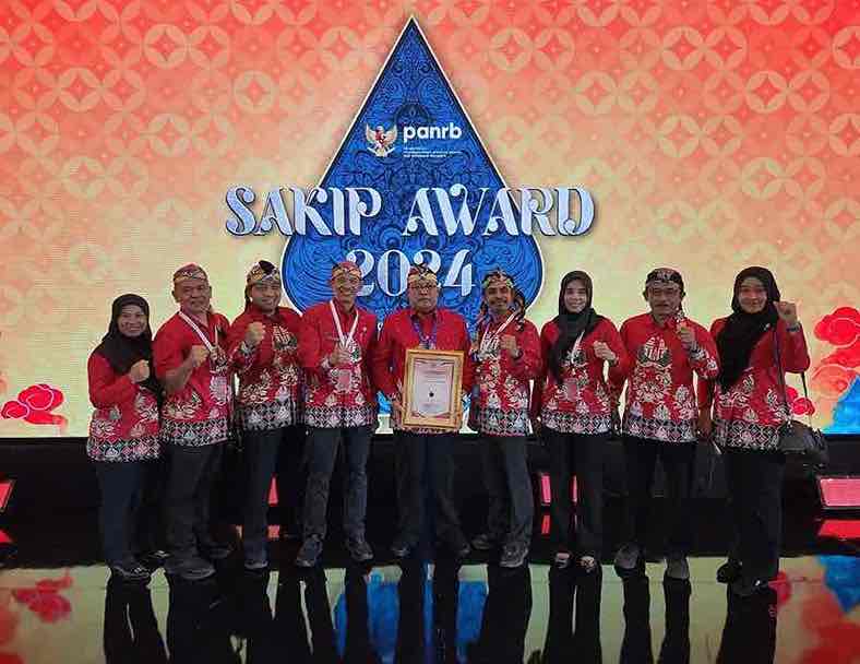 Pemkot Blitar Raih Predikat A SAKIP Award 2024 PANRB Walikota Blitar Santoso Menerima Pemkot Blitar Raih Predikat A SAKIP Award 2024 PANRB