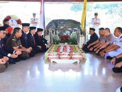 Jelang HUT Pemprov Jatim, Pj Gubenrnur Jatim Adhy Karyono Ziarah Makam Bung Karno Jelang HUT Pemprov Jatim, Pj Gubenrnur Jatim Adhy Karyono Ziarah Makam Bung Karno