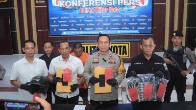 Polisi Menunjukkan Barang Bukti Pelaku Pecah Ban di Wilayah Hukum Polres Blitar Kota