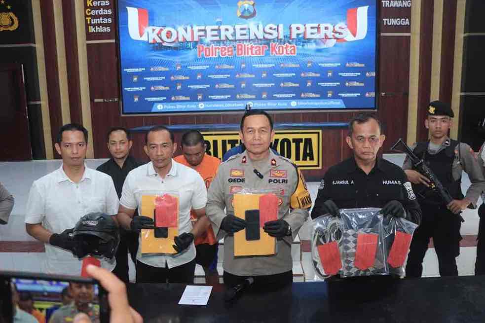 Polisi Menunjukkan Barang Bukti Pelaku Pecah Ban di Wilayah Hukum Polres Blitar Kota