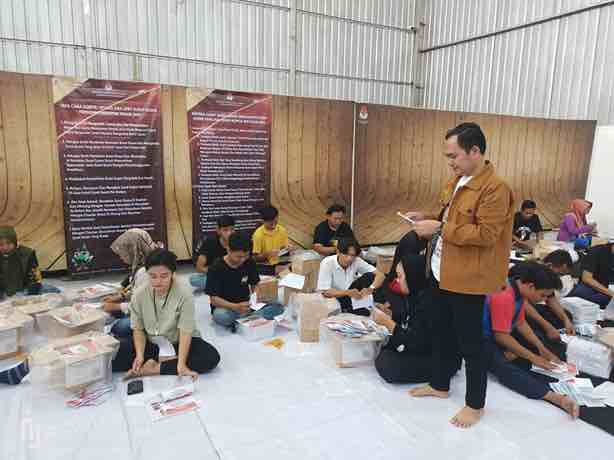 Ratusan Surat Suara Pilbup di Kabupaten Blitar Rusak, KPU Minta Ganti Proses Sortir Lipat Surat Suara Pilgub Jatim 2024 di KPU Kabupaten Blitar