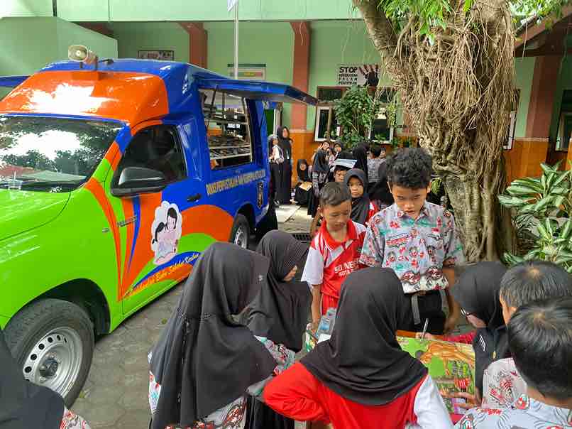 Ditengah Gempuran dampak Positif dan Negatif Gawai, Perpustakaan Keliling Diserbu Murid Sekolah di Kota Blitar Siswa SD Kauman 2 Kota Blitar Meminjam Buku di Perpustaan Keliling Kota Blitar