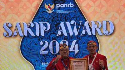 Walikota Blitar Santoso Menerima Pemkot Blitar Raih Predikat A SAKIP Award 2024 PANRB