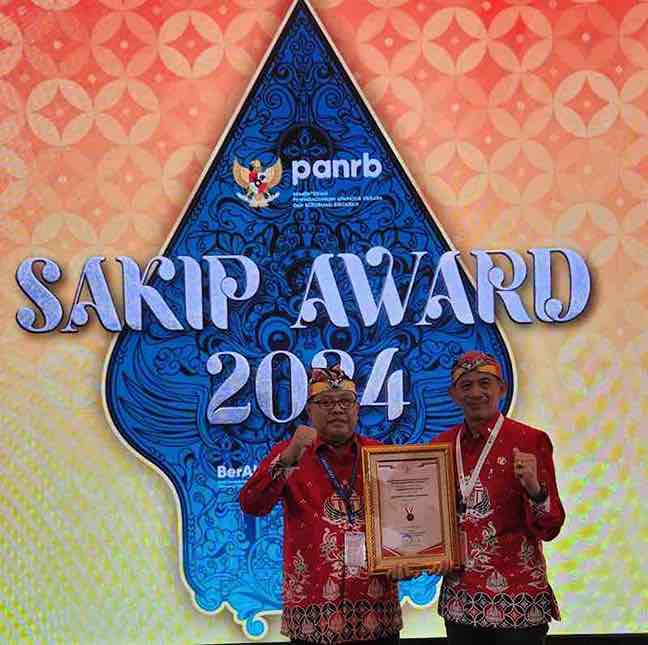 Walikota Blitar Santoso Menerima Pemkot Blitar Raih Predikat A SAKIP Award 2024 PANRB