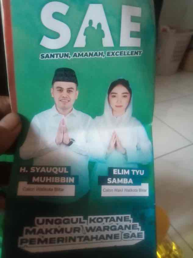 Mendapatkan Sembako dan Brosur gambar Paslon 02, Warga Kota Blitar Lapor Bawaslu Browsur Palson SAE di dalam Paket Sembako yang Dibagikan ke Warga