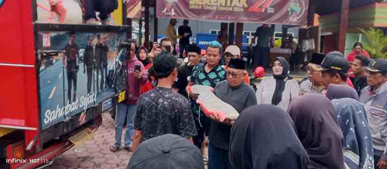 Tidak Memenuhi Unsur Pidana, Laporan Sedekah Beras untuk Korban Puting Baliung Paslon Rijanto-Beky yang Dilaporkan Bawaslu, Dihentikan Cabup Blitar, Rijanto-Beky Bagikan 10 Ton Beras untuk Korban Puting Beliung