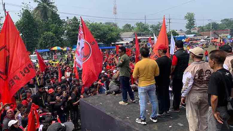 Warga Kota Blitar Tumpah Ruah di Kampanye Akbar Bambang-Bayu Kampanye Akbar Paslon Nomor Urut 01 Pilwali Kota Blitar, Bambang Rianto dan Bayu Setyo Kuncoro