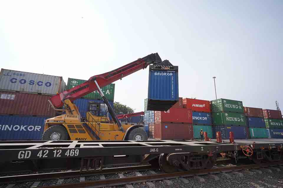 Meningkat 14%, KAI Logistik Layani Lebih Dari 1,8 Juta Ton Angkutan Peti Kemas Hingga Oktober 2024 Kereta Api Logistik
