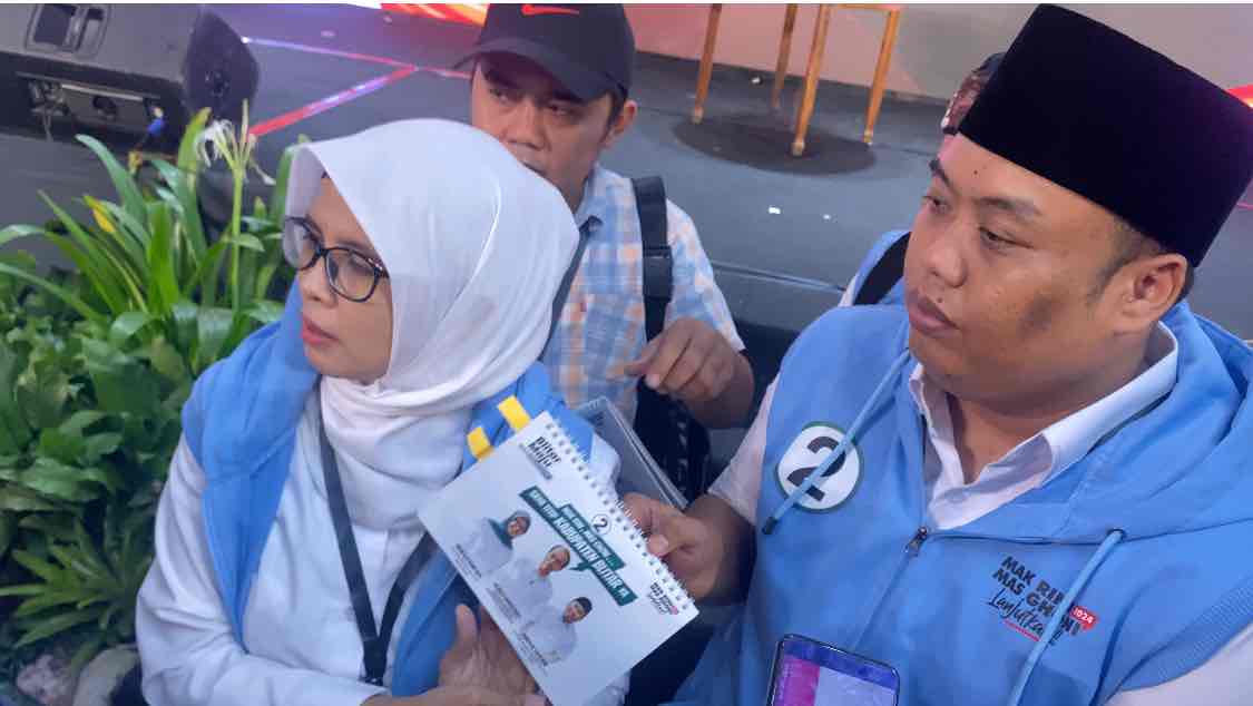 Pengamat : Politik Dinamis Partai Koalisi Mak Rini-Goni Berpotensi Gabung Rijanto-Beky Pasangan Cabup dan Cawabup Rini Syarifah Menunjukkan Catatan yang Dibawa saat Debat Kedua