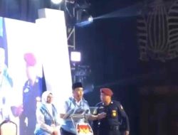 Debat Publik Kedua Pibup Blitar Ricuh, Paslon 01 Pilih Turun Podium karena Paslon No 2 Membaca Debat Publik Kedua Pibup Blitar Ricuh, Paslon 01 Pilih Turun Podium karena Paslon No 2 Membaca