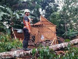 Puting Beliung, Akibatkan 1 Warga Terluka di Kabupaten Blitar Puting Beliung, Akibatkan 1 Warga Terluka di Kabupaten Blitar