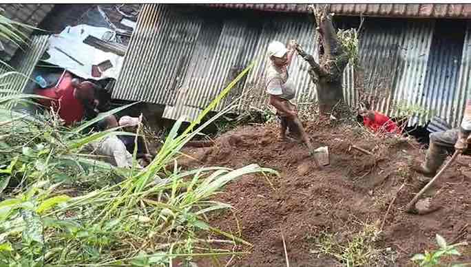 Longsor Tutup Akses 3 Desa dan Timpa Dapur Warga Pagerwojo, Blitar Tebing 15 m Longsor Menimpa Dapur Rumah Warga Dusun Kemirigede, Desa Pagerwojo, Kecamatan Kesamben, Kabupaten Blitar