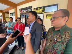 Cabup Blutar Rizky Datang ke Bawaslu, Dilaporkan Soal Pembagian Beras saat Bencana Puting Beliung Cabup Blutar Rizky Datang ke Bawaslu, Dilaporkan Soal Pembagian Beras saat Bencana Puting Beliung