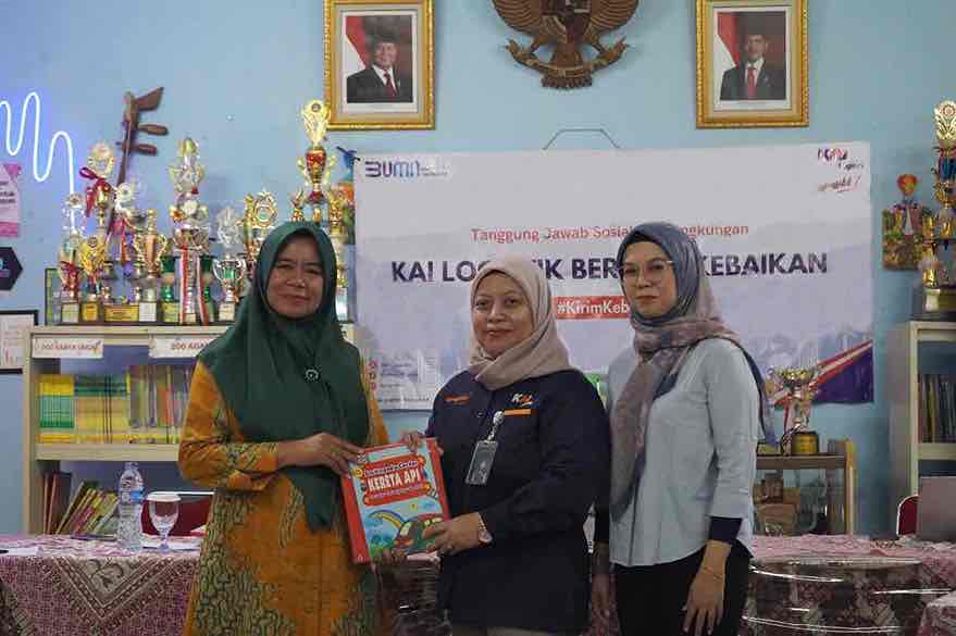 Tingkatkan Literasi, KAI Logistik Salurkan Lebih dari 1.000 Buku Tingkatkan Literasi, KAI Logistik Salurkan Lebih dari 1.000 Buku