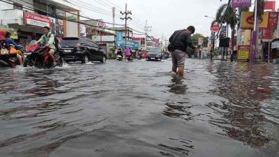 Banjir di Wilayah Kecamatan Waru, Sidoarjo Setinggi Lutut Orang Dewasa