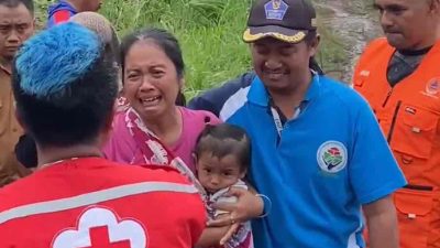 Calon Bupati Blitar Rijanto dan Wakil Bupati Blitar Beky Herdiansah Memberikan Batuan Warga Korban Banjir