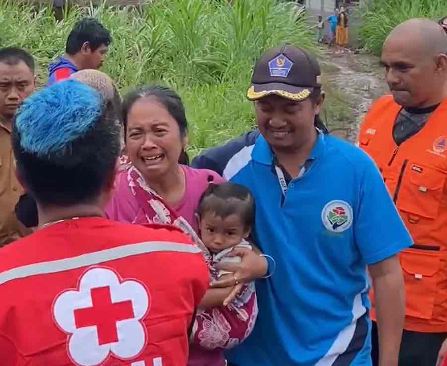 Rijanto-Beky Santuni Korban Banjir, Warga : Pemimpin yang Diharapkan Calon Bupati Blitar Rijanto dan Wakil Bupati Blitar Beky Herdiansah Memberikan Batuan Warga Korban Banjir