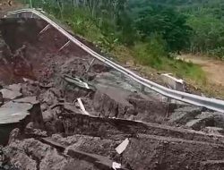 JLS Malang Selatan Longsor dan Retak, Hati-hati Bagi Warga yang Melintas JLS Malang Selatan Longsor dan Retak, Hati-hati Bagi Warga yang Melintas