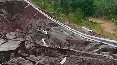 Jalan Lintas Selatan (JLS) di Desa Samberoto, Kecamatan Donomulyo, Kecamatan Malang Longsor