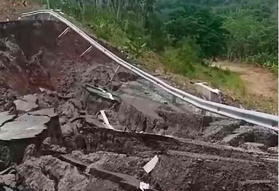 JLS Malang Selatan Longsor dan Retak, Hati-hati Bagi Warga yang Melintas Jalan Lintas Selatan (JLS) di Desa Samberoto, Kecamatan Donomulyo, Kecamatan Malang Longsor