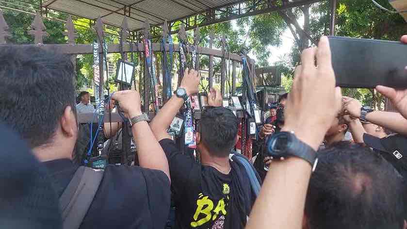 Jurnalis Gorontalo Demo Polda Gorontalo Terkait Kekerasan Terhadap Wartawan RTV Jurnalis Gorontalo Demo di Mapolda Gorontalo Terkait Aksi Kekerasan Anggota Polisi saat Meliput Aksi Demonstrasi Mahasiswa