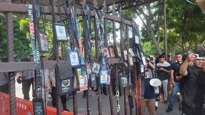 Jurnalis Gorontalo Demo Polda Gorontalo Terkait Kekerasan Terhadap Wartawan RTV Jurnalis di Gorontalo Mengantungkan Id Card Mereka di Mapolda Gorontalo Simbol Protes Terhadap Kekerasan pada Jurnalis