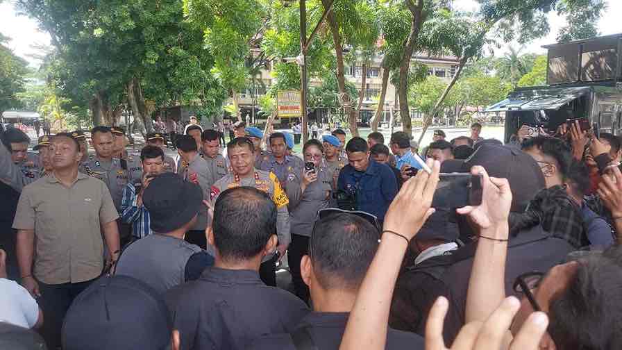 Kapolda Gorontalo Minta Maaf dan Bertanggungjawab atas Pemukulan Wartawan RTV Kapolda Gorontalo Irjen Pudji Prasetijanto Hadi Menemui Jurnalis yang Menggelar Aksi Unjuk Rasa di Kantornya karena Adanya Oknum Anggota Polisi yang Memukul Jurnalis saat Liputan