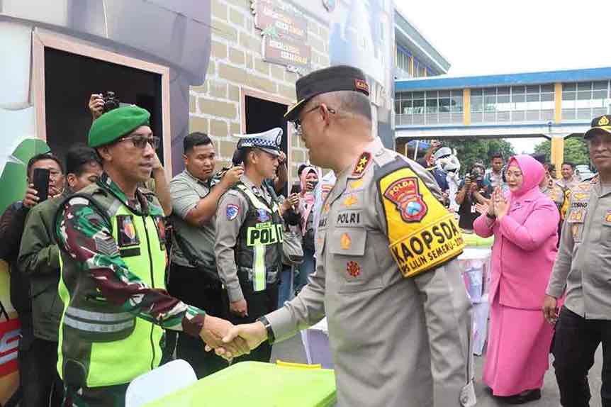 Polda Sidoarjo Tinjau Terminal Purabaya Bungurasih, Pastikan Keamanan Tranportasi Darat Jelang Tahun Baru Kapolda Jawa Timur Irjen. Pol. Imam Sugianto bersama Jajaran Meninjau Terminal Bus Purabaya Bungurasih Sidoarjo