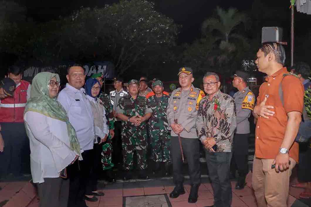 Kapolres Blitar Bersama Forkopimda Patroli Malam Natal Pastikan Keamanan dan Ketertiban Kapolres Blitar Memimpin Patroli Pastikan Keamanan Malam Natal 2024